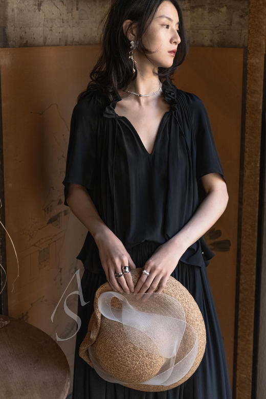 Ashlyn  黑色kiara褶领垂坠上衣 商品图4