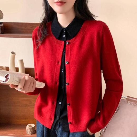 383158全羊毛里外连体假两件开衫针织衫，百搭单品，宽松均码。大红 灰 两色，可以搭配基本的黑裤子，黑裙子，黑靴子也可以充分发挥搭配其他的衣服，比如牛仔裤！外套可搭黑色系驼色系的，140斤内可穿 商品图3