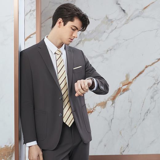 柒牌西装男套装2024春季新款商务休闲平驳领暗条纹男士西服两件套	126C70980 商品图1