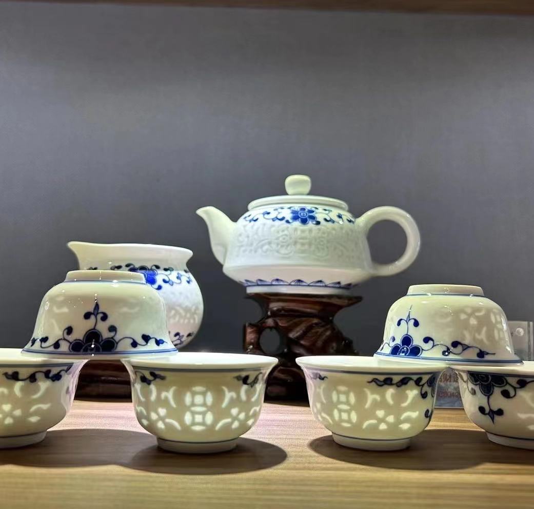 景德镇陶瓷 国瓷红叶 8头青花手绘招cai进宝茶具