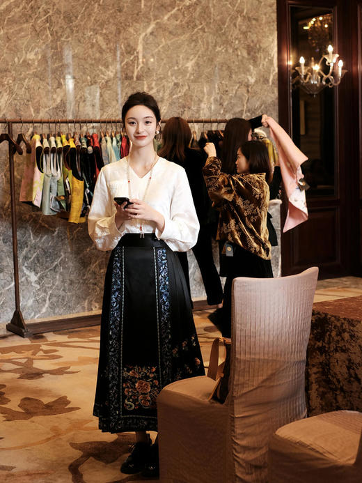 盛唐牡丹 |高货限量款 重缎真丝三蓝绣马面裙 [特价品] 商品图3