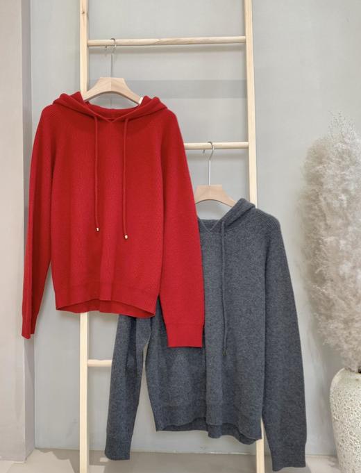 “软黄金”羊绒连帽套衫 手感柔软蓬松，质地轻盈，鱼鳞针法，丰富肌理感 版型偏宽松不挑人 商品图12