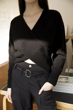 交叉V领毛衣