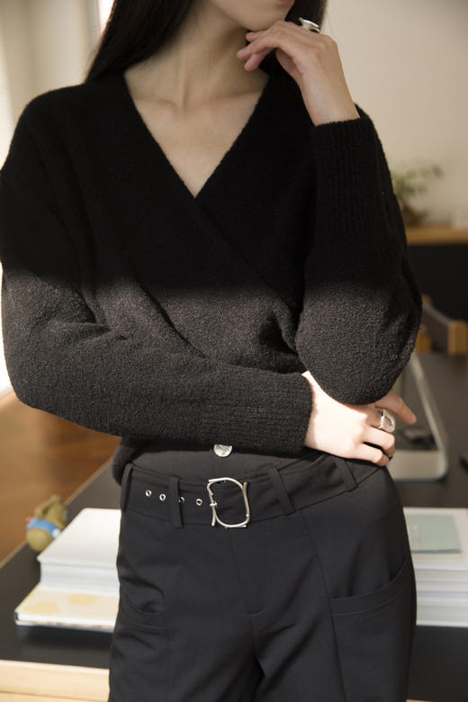 交叉V领毛衣 商品图1