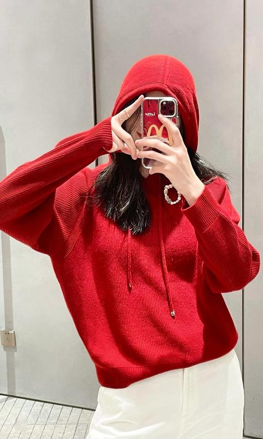 “软黄金”羊绒连帽套衫 手感柔软蓬松，质地轻盈，鱼鳞针法，丰富肌理感 版型偏宽松不挑人 商品图8