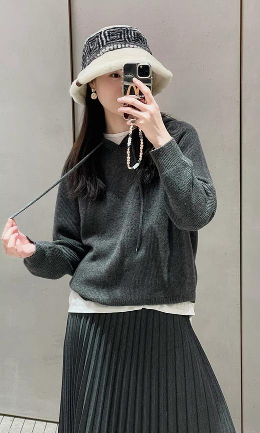 “软黄金”羊绒连帽套衫 手感柔软蓬松，质地轻盈，鱼鳞针法，丰富肌理感 版型偏宽松不挑人 商品图10