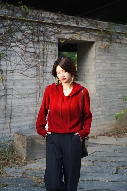 “软黄金”羊绒连帽套衫 手感柔软蓬松，质地轻盈，鱼鳞针法，丰富肌理感 版型偏宽松不挑人 商品图5