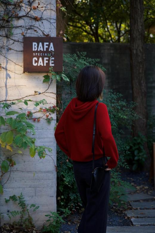 “软黄金”羊绒连帽套衫 手感柔软蓬松，质地轻盈，鱼鳞针法，丰富肌理感 版型偏宽松不挑人 商品图6