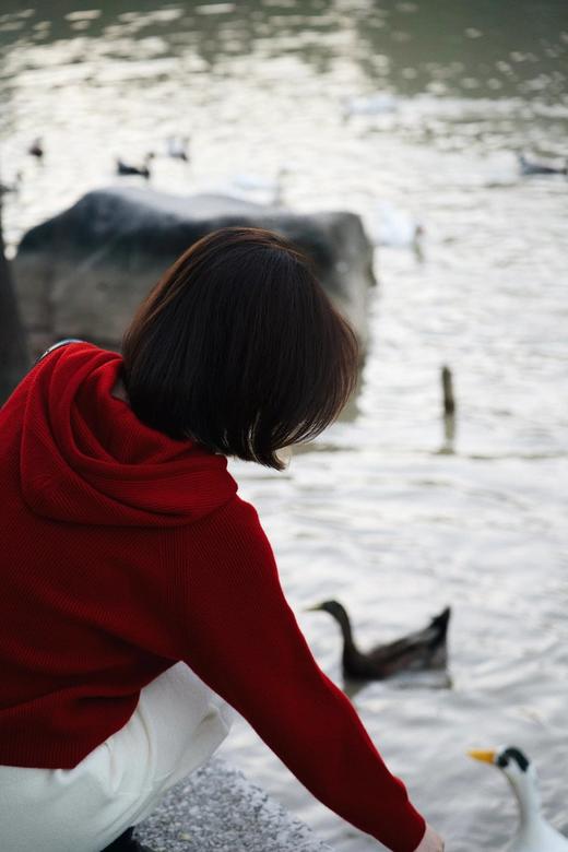 “软黄金”羊绒连帽套衫 手感柔软蓬松，质地轻盈，鱼鳞针法，丰富肌理感 版型偏宽松不挑人 商品图7