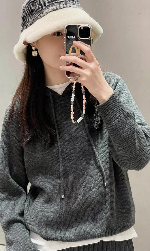 “软黄金”羊绒连帽套衫 手感柔软蓬松，质地轻盈，鱼鳞针法，丰富肌理感 版型偏宽松不挑人 商品图9