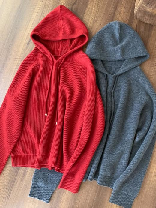 “软黄金”羊绒连帽套衫 手感柔软蓬松，质地轻盈，鱼鳞针法，丰富肌理感 版型偏宽松不挑人 商品图11