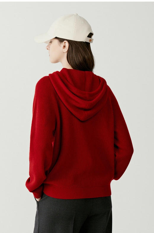 “软黄金”羊绒连帽套衫 手感柔软蓬松，质地轻盈，鱼鳞针法，丰富肌理感 版型偏宽松不挑人 商品图3