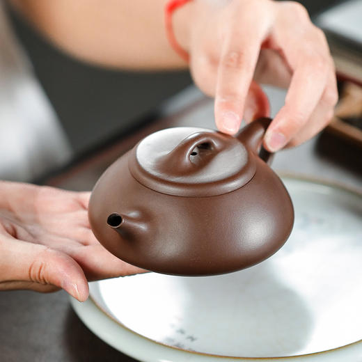 梵匠丨纳瓢 70年代老紫泥 宜兴原料紫砂壶 200CC 收藏级紫砂艺术品 经典实用器型 商品图7