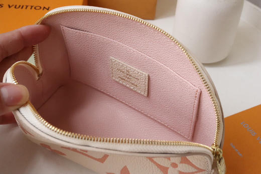 秋冬特惠💰520 原单LV化妆包M24378 这款小巧的化妆包 商品图6