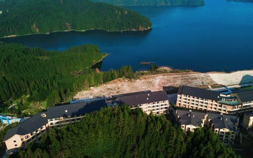 【瓦屋山汀颐酒店】低至￥228抢1间/￥436抢2间（可拆分），大部分日期不加价！赏瓦屋山绝壁栈道、飞瀑绿野、戏水拍照~夏日避暑，秋日赏叶~有效期至2025.11.30 商品图0