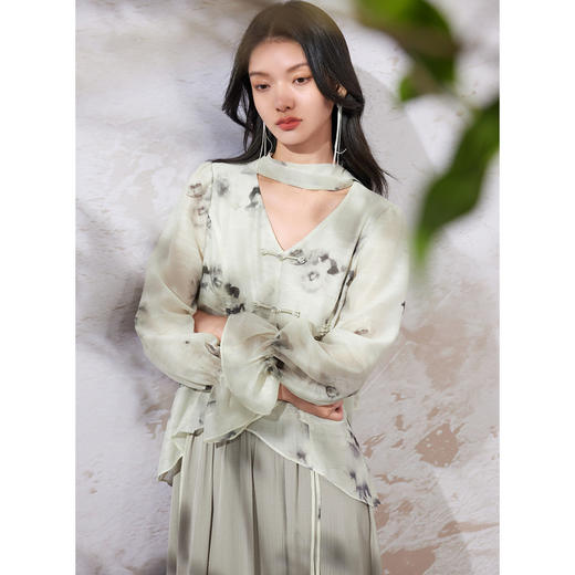 三彩【蕊与桑蕾】2024春季新款新中式假两件V领碎花连衣裙宽松C 商品图2