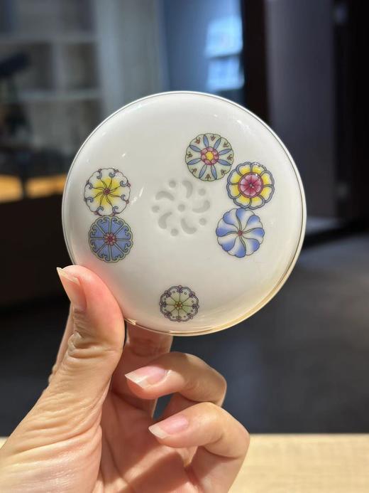 景德镇陶瓷 国瓷红叶 2头粉彩描金皮球花小号茶漏杯套组 商品图4