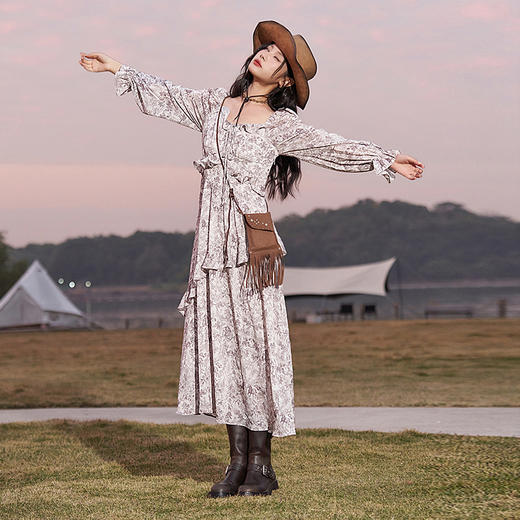 西遇复古长款连衣裙女新款长袖方领卡其色法式碎花裙11831941 商品图3