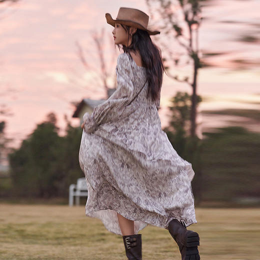 西遇复古长款连衣裙女新款长袖方领卡其色法式碎花裙11831941 商品图4