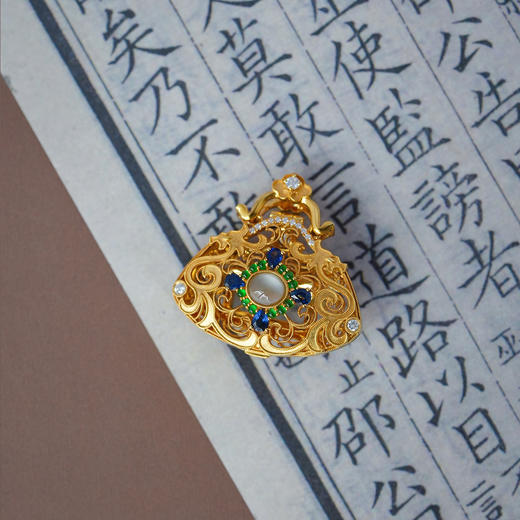 龢盒原创 18k金镶冰种翡翠兽面满钻铂金包香囊 商品图1