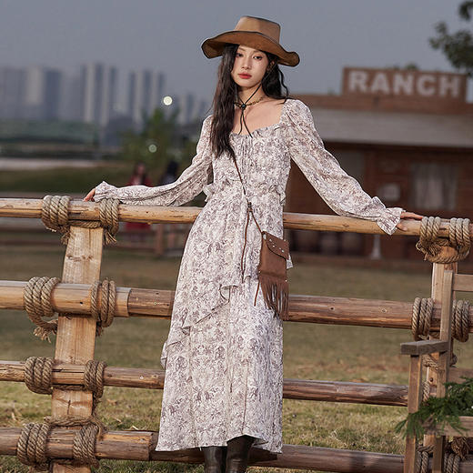 西遇复古长款连衣裙女新款长袖方领卡其色法式碎花裙11831941 商品图0