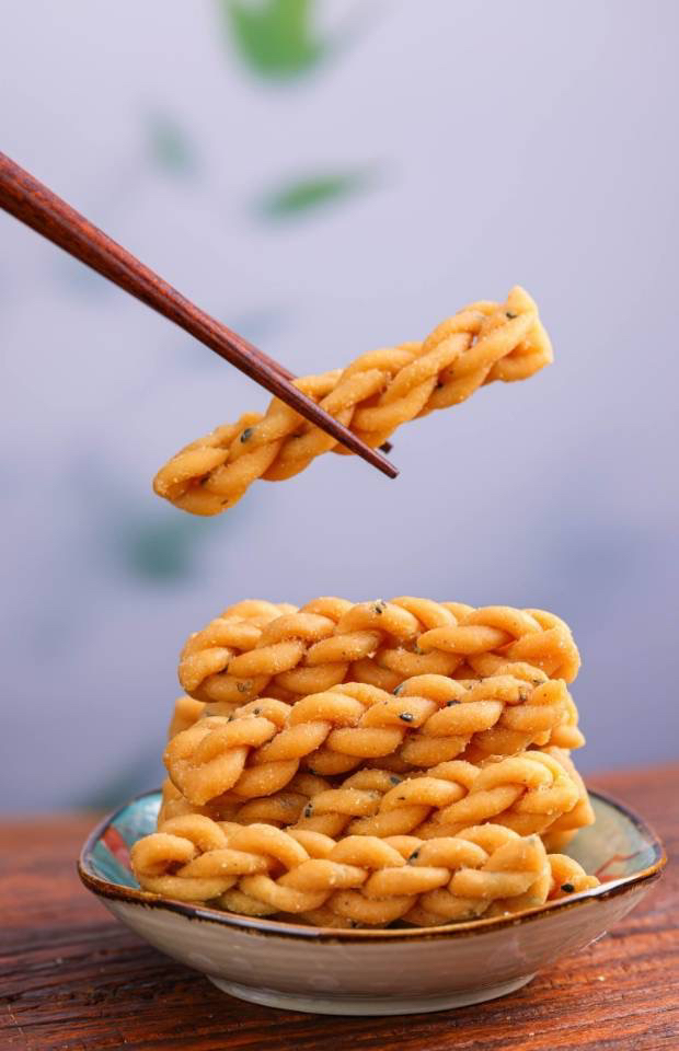 铁棍山药小麻花
精选自有基地垆土铁棍山药精磨的山药粉做原料，添加35%，山药粉混合小麦、黑芝麻手工揉面制作，低温油炸，口感酥脆不油腻，吃起来更健康美味600g/箱（50g*12包）