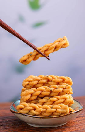 铁棍山药小麻花
精选自有基地垆土铁棍山药精磨的山药粉做原料，添加35%，山药粉混合小麦、黑芝麻手工揉面制作，低温油炸，口感酥脆不油腻，吃起来更健康美味600g/箱（50g*12包）