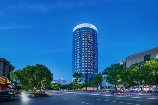 ★春节、元旦不加价★￥418起/晚，住万豪旗下【安吉万怡酒店】高级房+早餐+双人汤泉，另有滑雪门票可选！毗邻购物中心、近景点！有效期至2026年2月28日 商品图0