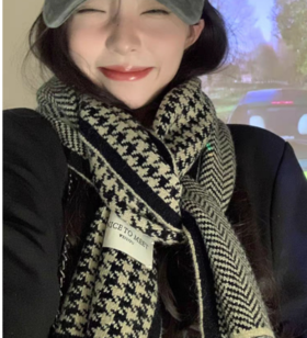 【格菱千鸟格仿羊绒围巾】集简约、舒适！📍好看保暖，花纹就是时尚元素千鸟格，🔶款式经典，戴上自然凸显优雅气质👍