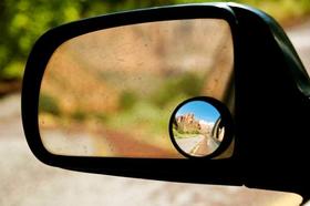 后视镜调节要不要看到自己的车身？正确方法是什么