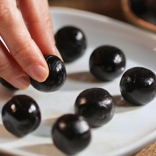 五黑丸 | 5种黑色食材以黑养黑手作辟谷丸黑豆黑米黑芝麻黑枣桑葚袋装14颗。 商品图0