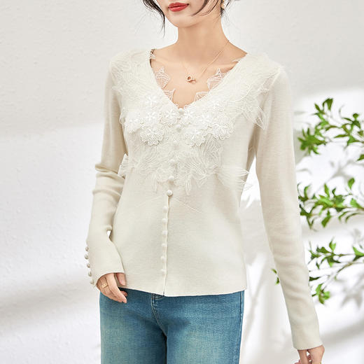 蕾丝拼接设计感别致内搭，打底长袖气质V领修身针织衫WLZD-2401105 商品图0