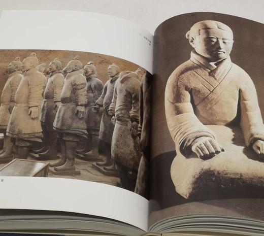 《中国美术全集  工业美术编 陶瓷（上）》《中国美术全集 工艺美术编 漆器》，布脊精装，大16开，，人民美术出版社2006年一版一印，每本约300页，单册定价400，单册售价108元。品相9成。 商品图3