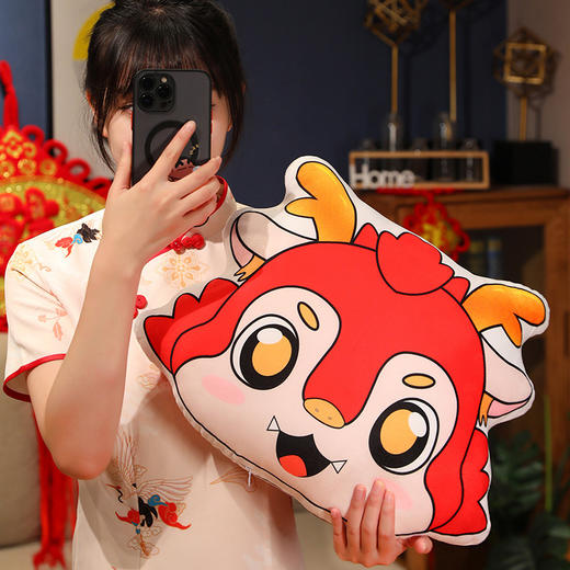 【马年限定❗️吉祥物抱枕+毛毯】享受新年的好运，三合一设计，给你暖手、捂背、垫腰全方位呵护❗️年生肖靠背垫办公室午睡枕礼物女三八妇女节新年礼盒年货礼盒 商品图3