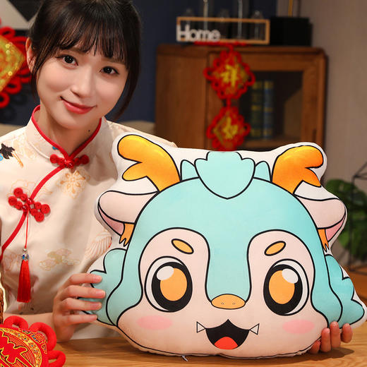 【马年限定❗️吉祥物抱枕+毛毯】享受新年的好运，三合一设计，给你暖手、捂背、垫腰全方位呵护❗️年生肖靠背垫办公室午睡枕礼物女三八妇女节新年礼盒年货礼盒 商品图2