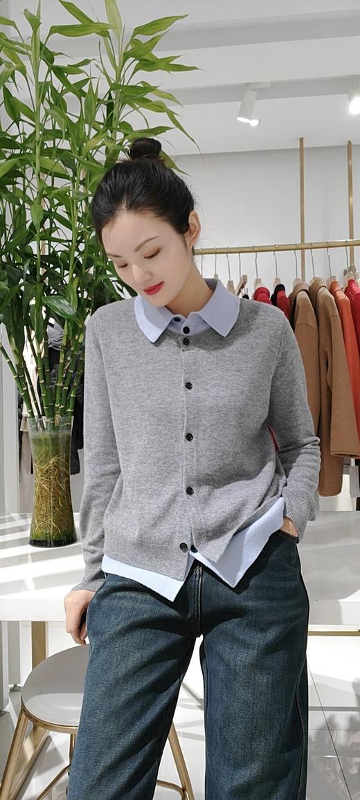 383158全羊毛里外连体假两件开衫针织衫，百搭单品，宽松均码。大红 灰 两色，可以搭配基本的黑裤子，黑裙子，黑靴子也可以充分发挥搭配其他的衣服，比如牛仔裤！外套可搭黑色系驼色系的，140斤内可穿 商品图0