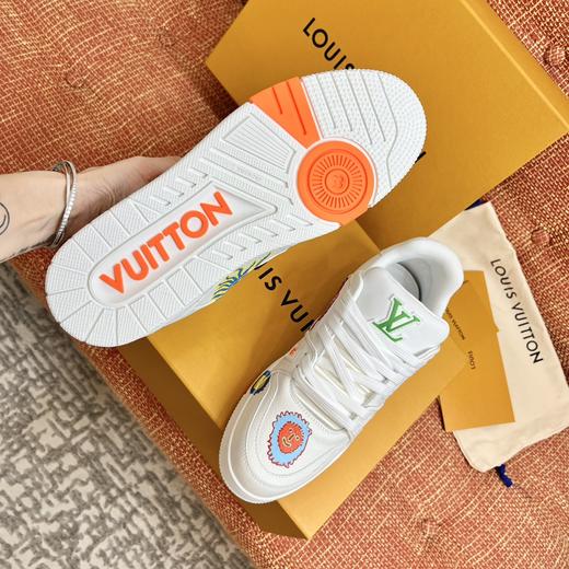 顶级代购级别 原版复刻 LV × 草间弥生 Trainer 运动鞋 每块格版 每一个花的位置 包括压花都与ZP保持一致 涂鸦趣味性很足 超级可爱 越看越喜欢！ 商品图9