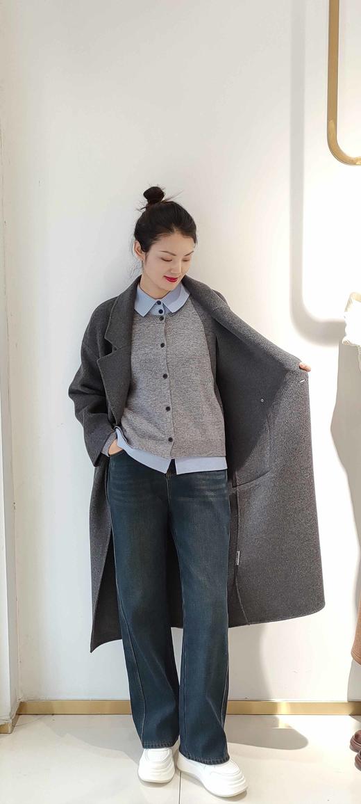 383158全羊毛里外连体假两件开衫针织衫，百搭单品，宽松均码。大红 灰 两色，可以搭配基本的黑裤子，黑裙子，黑靴子也可以充分发挥搭配其他的衣服，比如牛仔裤！外套可搭黑色系驼色系的，140斤内可穿 商品图6