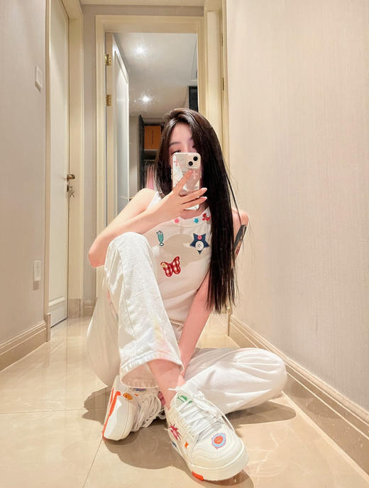 顶级代购级别 原版复刻 LV × 草间弥生 Trainer 运动鞋 每块格版 每一个花的位置 包括压花都与ZP保持一致 涂鸦趣味性很足 超级可爱 越看越喜欢！ 商品图1