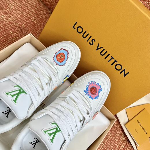 顶级代购级别 原版复刻 LV × 草间弥生 Trainer 运动鞋 每块格版 每一个花的位置 包括压花都与ZP保持一致 涂鸦趣味性很足 超级可爱 越看越喜欢！ 商品图6