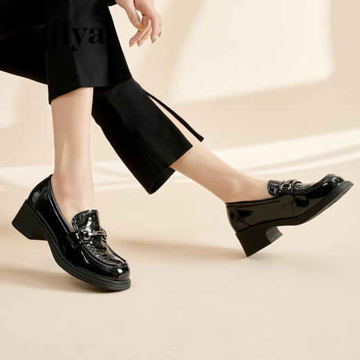 Safiya/索菲娅2024春季英伦风粗跟石头纹软底舒适漆皮乐福鞋 SF41112159/SF43112159 商品图4