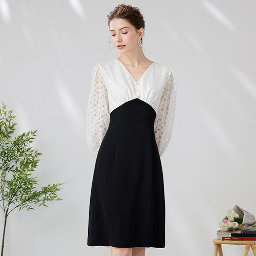 EITIE爱特爱镂空灯笼袖优雅V领高腰显瘦撞色a字连衣裙24春新款A2407325 商品图3
