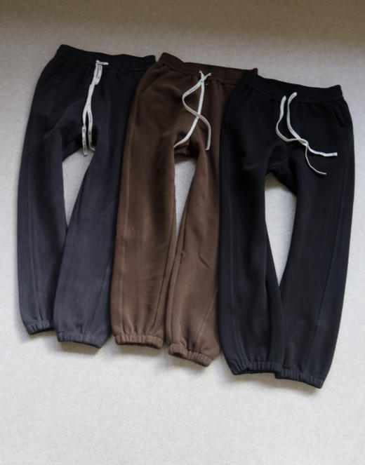 You Need 请拿好 哈！情侣段 HF 双面沐丝绒 细糯厚 束口 休闲裤 3色入 商品图0