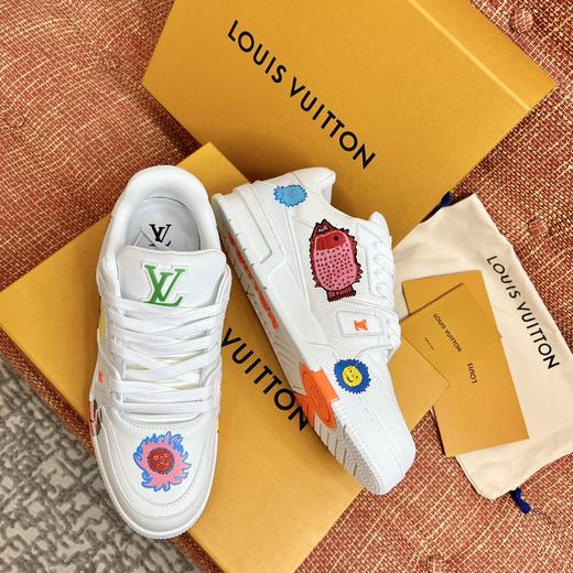 顶级代购级别 原版复刻 LV × 草间弥生 Trainer 运动鞋 每块格版 每一个花的位置 包括压花都与ZP保持一致 涂鸦趣味性很足 超级可爱 越看越喜欢！ 商品图4