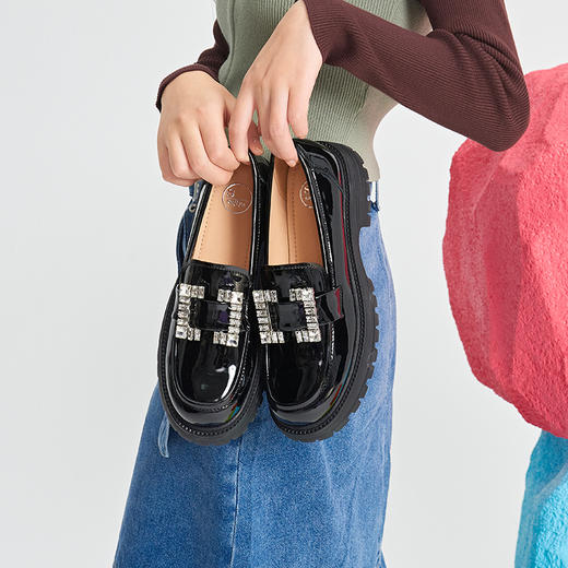 Safiya/索菲娅2024春季新品设计感英伦风水钻扣漆皮粗跟厚底乐福鞋 SF41112062 商品图6