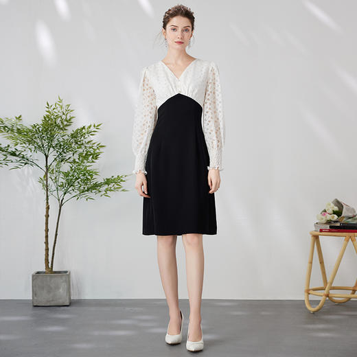 EITIE爱特爱镂空灯笼袖优雅V领高腰显瘦撞色a字连衣裙24春新款A2407325 商品图1