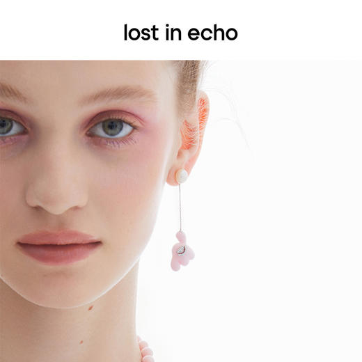 lost in echo2023秋冬新品Yetti玩气球植绒AB不对称珍珠流苏耳环 商品图2