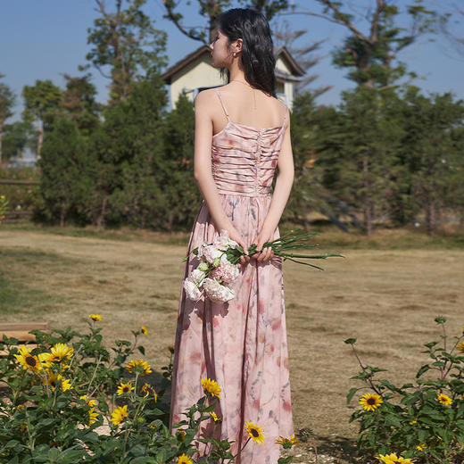 西遇法式气质收腰吊带连衣裙女春季新款性感辣妹茶歇碎花裙D0440209 商品图4