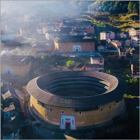 2月民俗节庆———福建闽西过大年：龙岩永定土楼、长汀客家山寨—丁屋岭、汀州古城、客家“闹春田”、罗坊“走古事”、古村落“游大龙”7天摄影采风活动