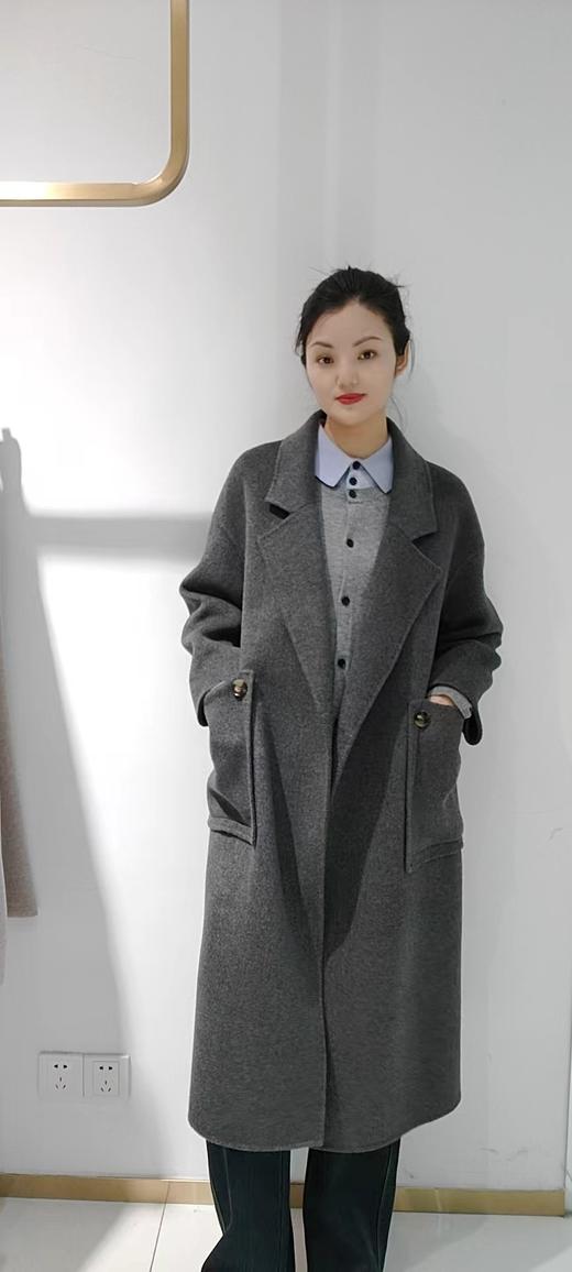 383158全羊毛里外连体假两件开衫针织衫，百搭单品，宽松均码。大红 灰 两色，可以搭配基本的黑裤子，黑裙子，黑靴子也可以充分发挥搭配其他的衣服，比如牛仔裤！外套可搭黑色系驼色系的，140斤内可穿 商品图12